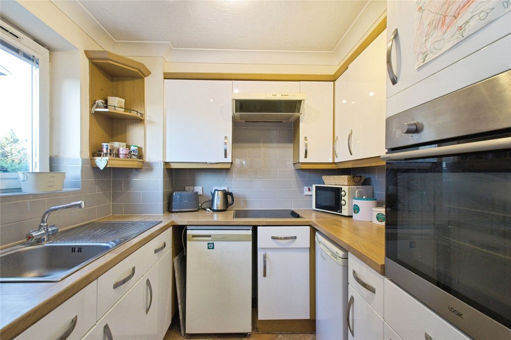 Property photo 3 of 11 Kitchen