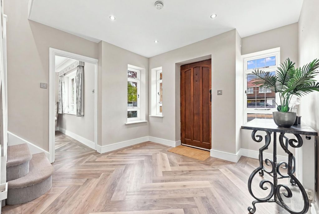 Property photo 2 of 24 Entrance Hall