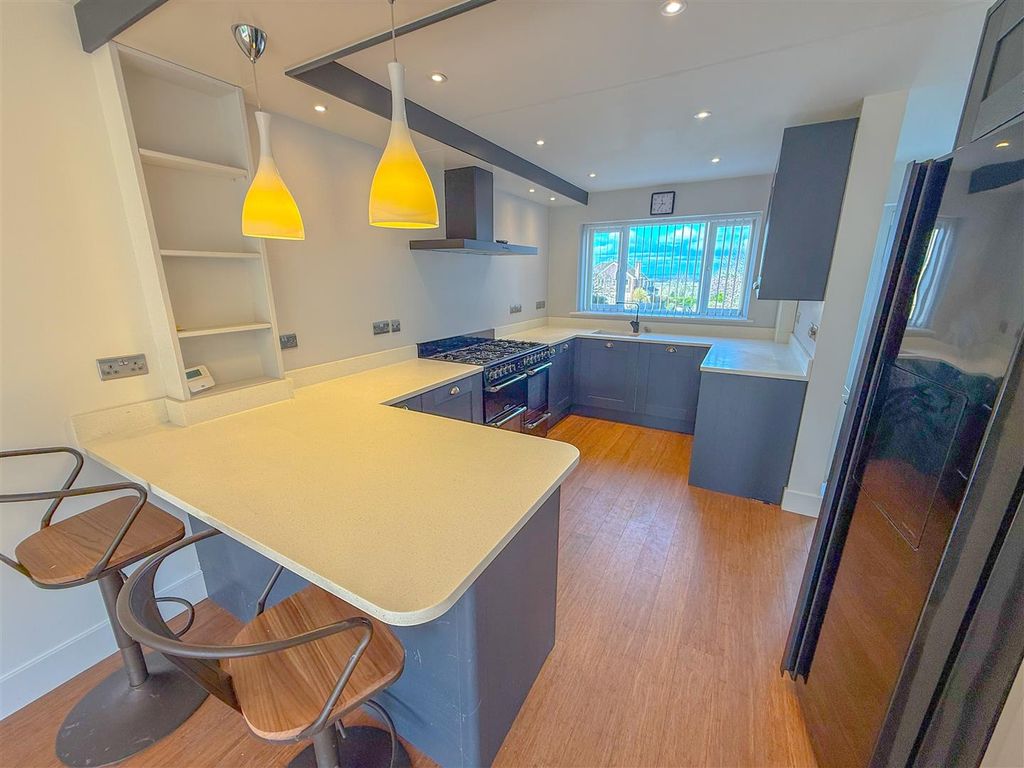 Property photo 3 of 12 Kitchen