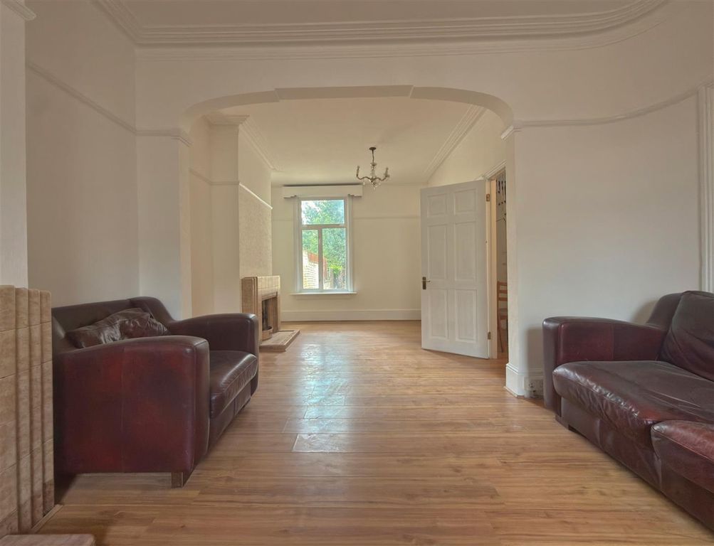 Property photo 2 of 16 Through Lounge