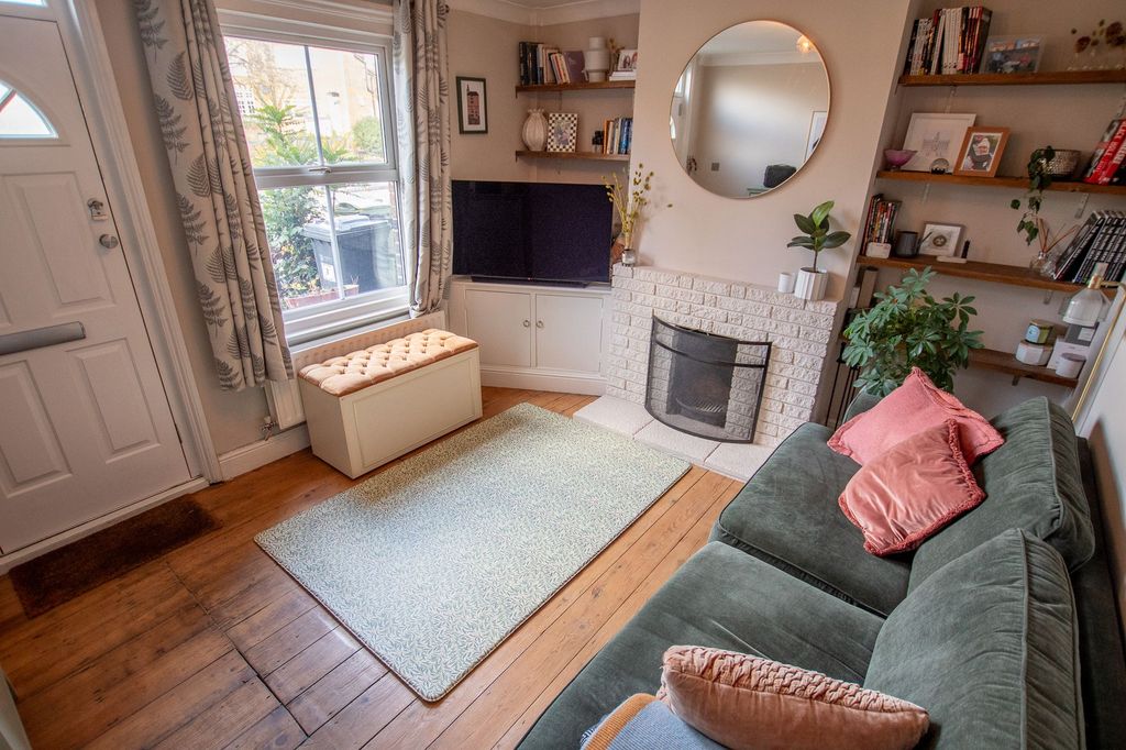 Property photo 3 of 15 Lounge