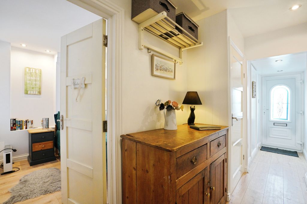 Property photo 2 of 18 Entrance Hall