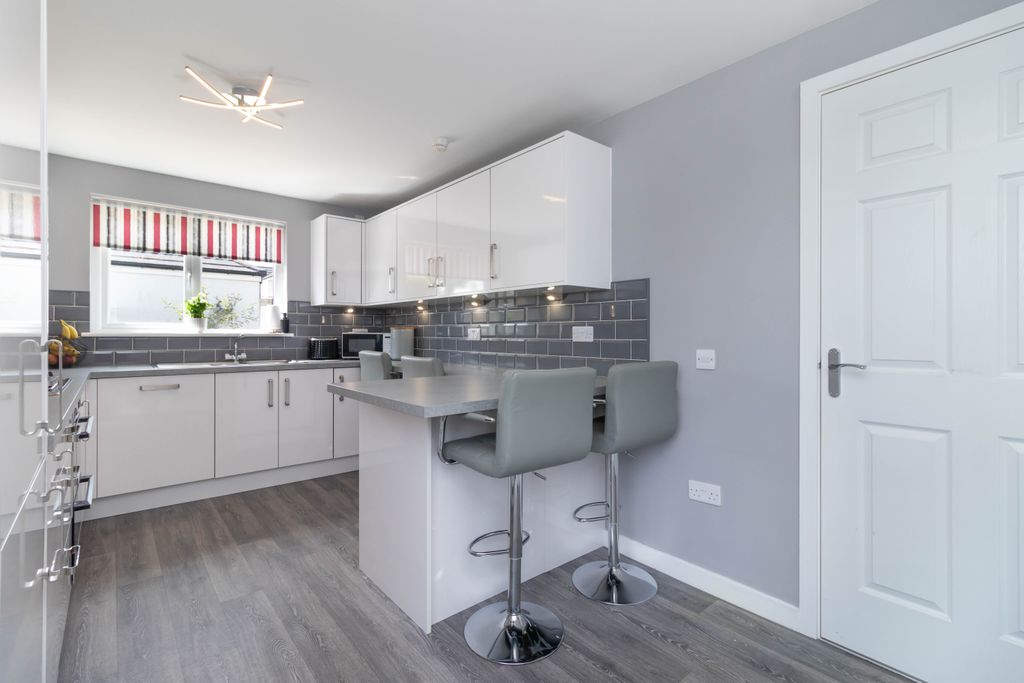 Property photo 3 of 31 Dining Kitchen