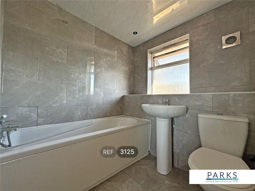 Property photo 3 of 9 Bathroom