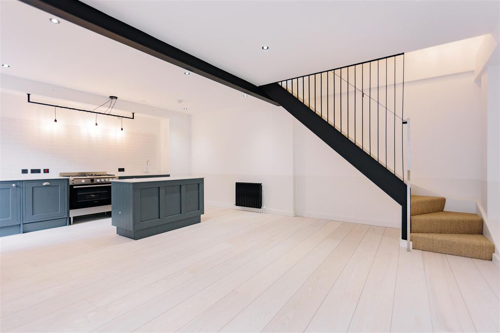 Property photo 3 of 18 Mb_Number 13_Fonthill Mews_33.Jpg