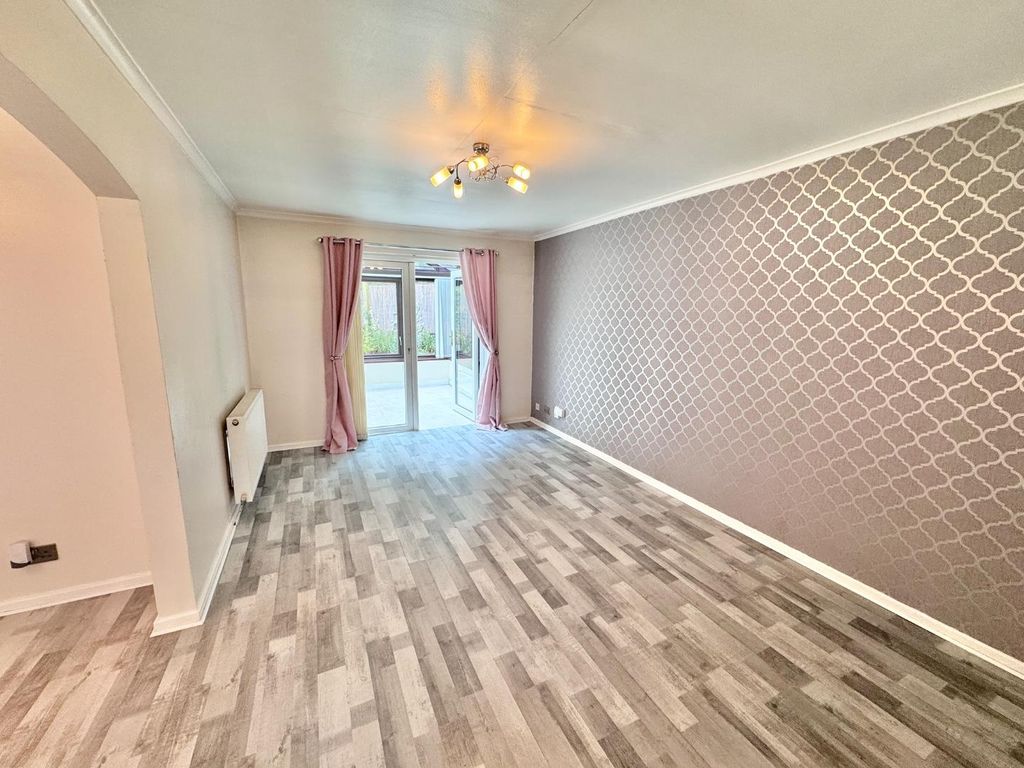 Property photo 3 of 24 Lounge