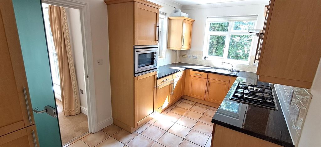 Property photo 2 of 12 Kitchen: