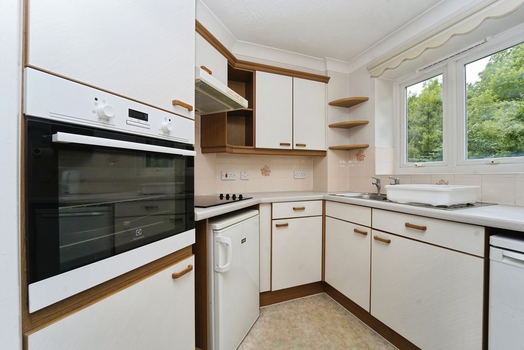 Property photo 3 of 17 Kitchen