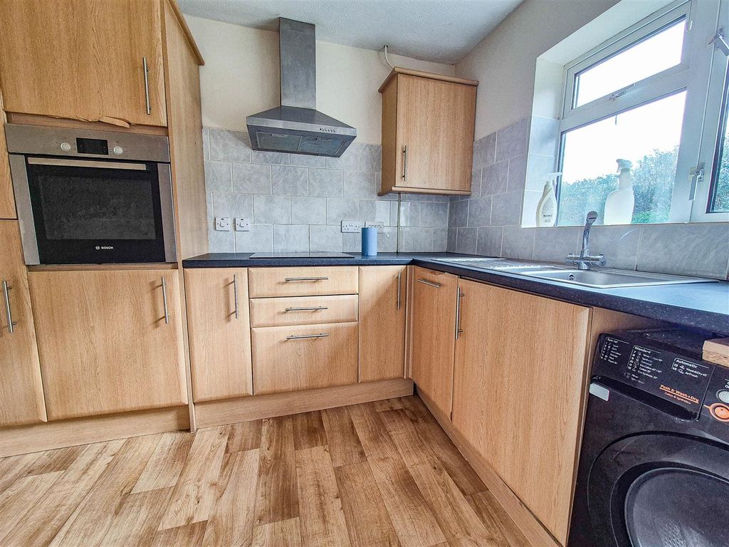 Property photo 3 of 12 Kitchen