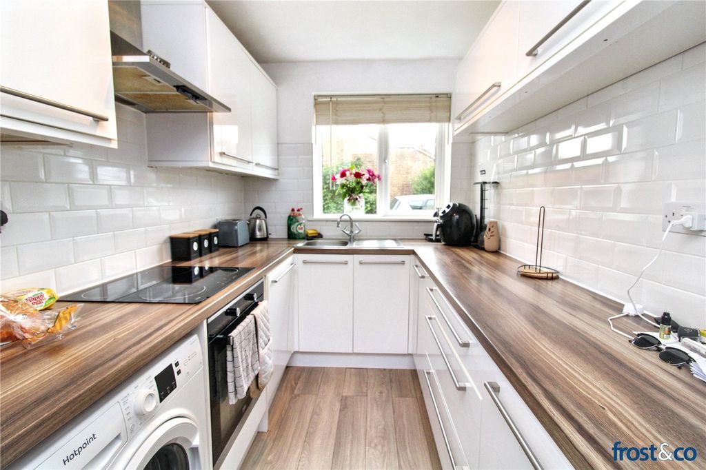 Property photo 3 of 8 Kitchen