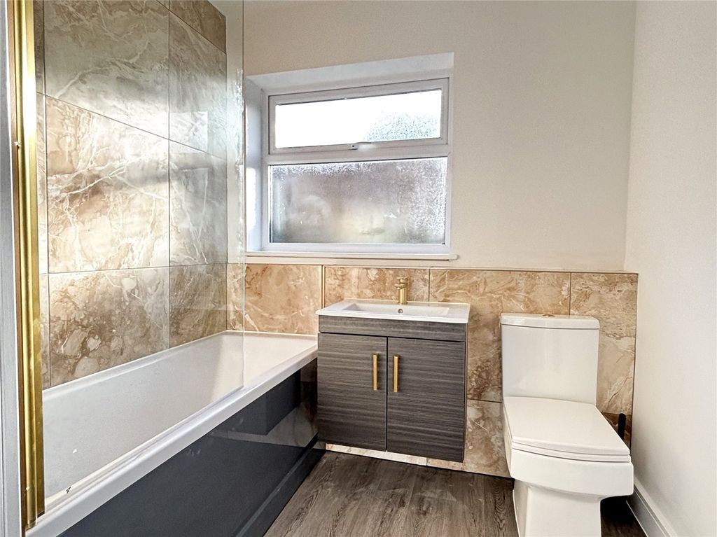 Property photo 3 of 11 Bathroom