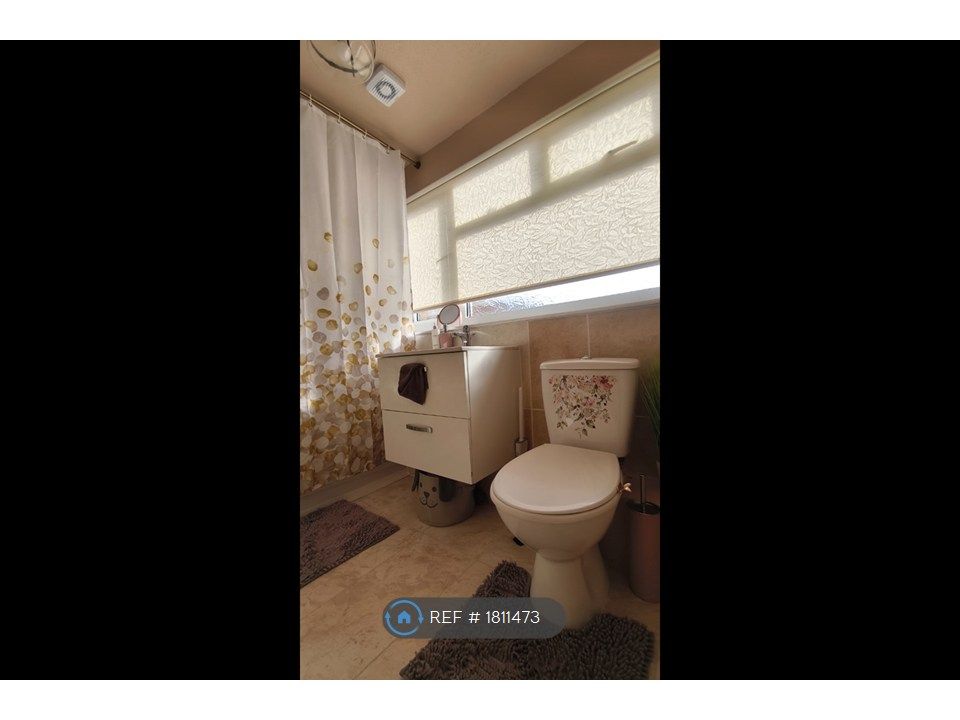 Property photo 2 of 6 Toilet & Bathroom