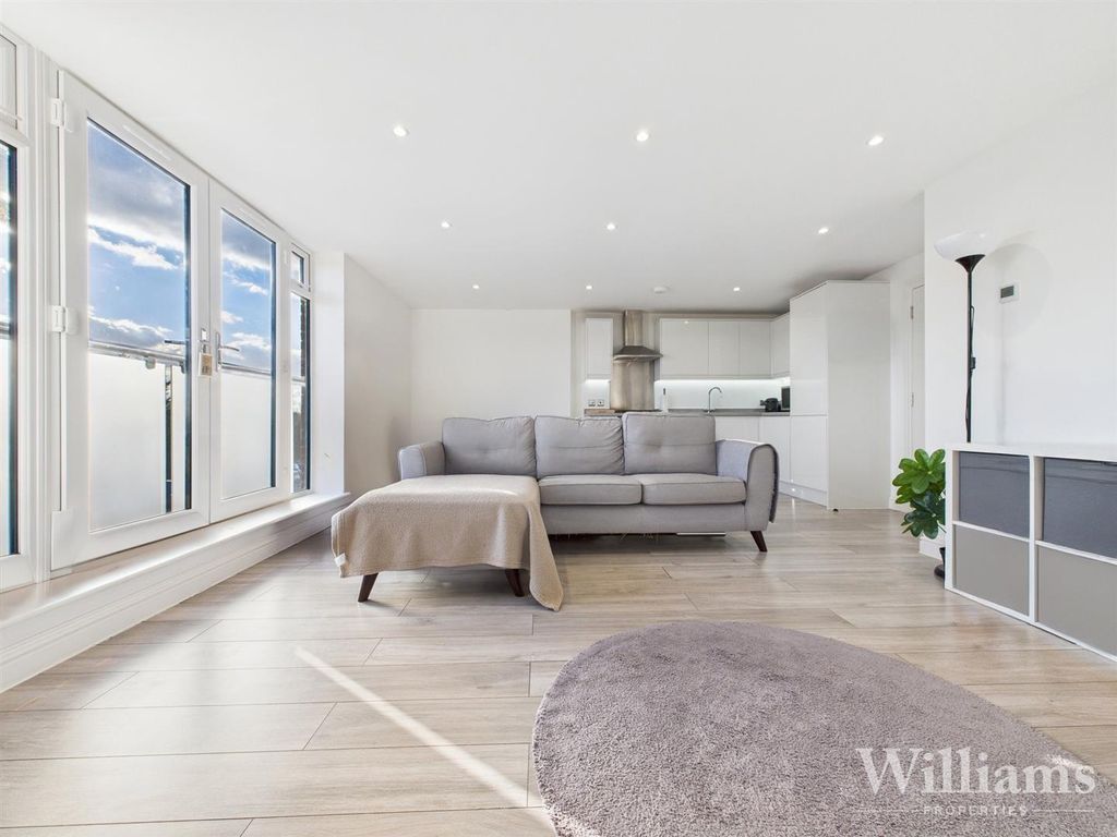 Property photo 3 of 13 Cam04950G0-Pr0043-Still006.Jpg