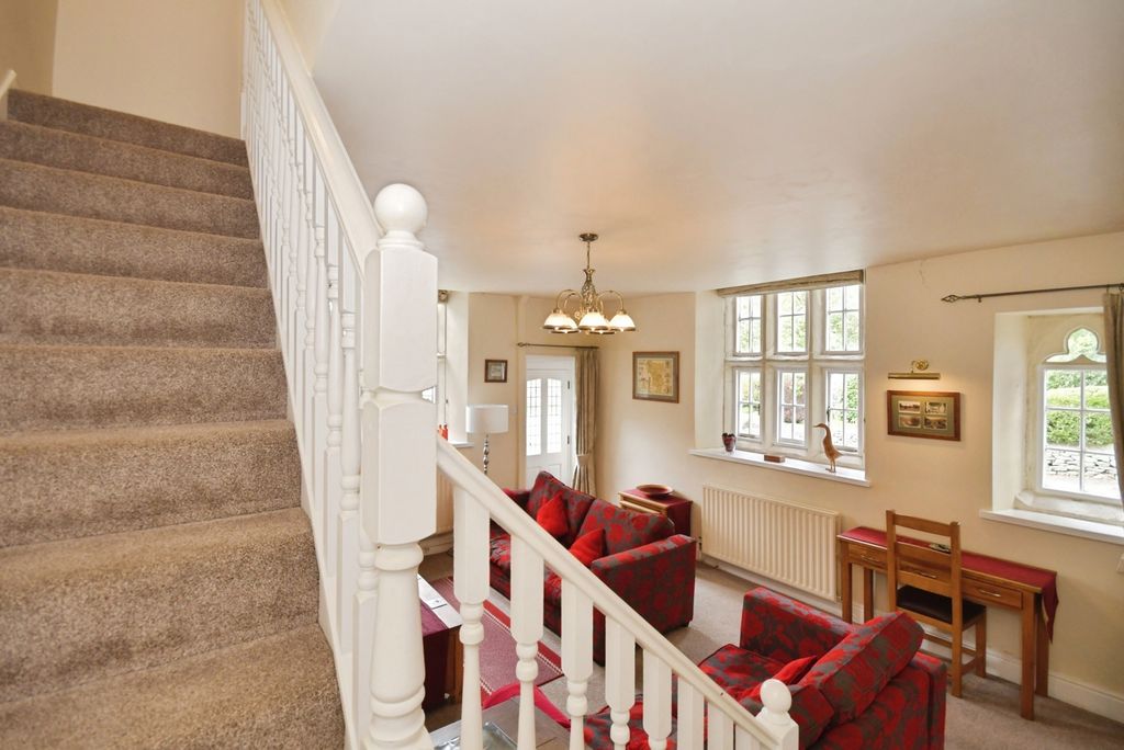 Property photo 3 of 25 Staicase