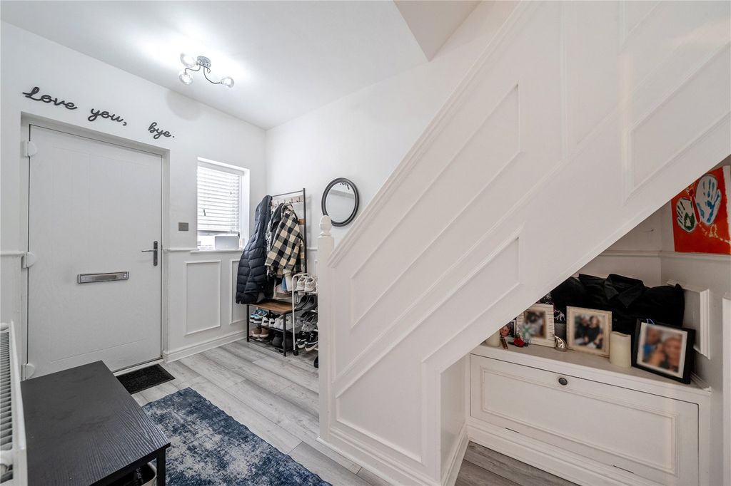 Property photo 3 of 21 Entrance Hall
