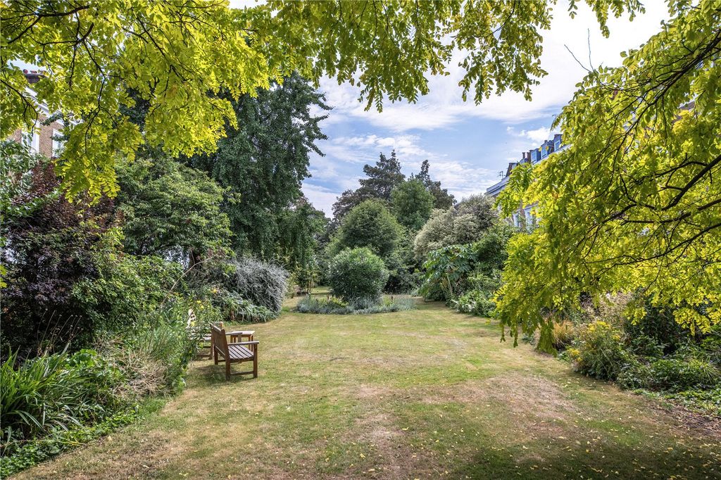 Property photo 3 of 14 Square Gardens