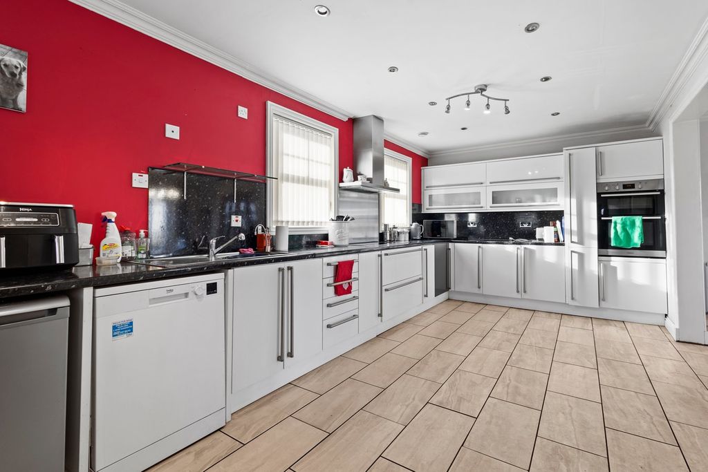 Property photo 3 of 33