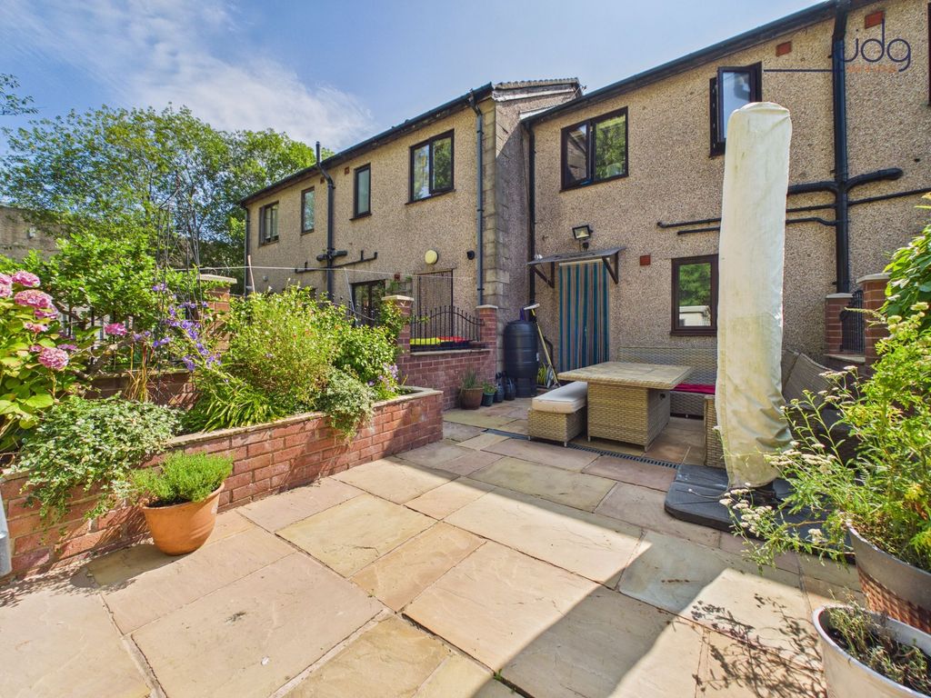 Property photo 2 of 13 Spacious Flagged Garden