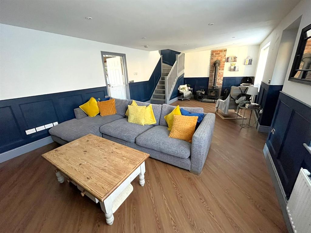 Property photo 3 of 18 Through Lounge Diner