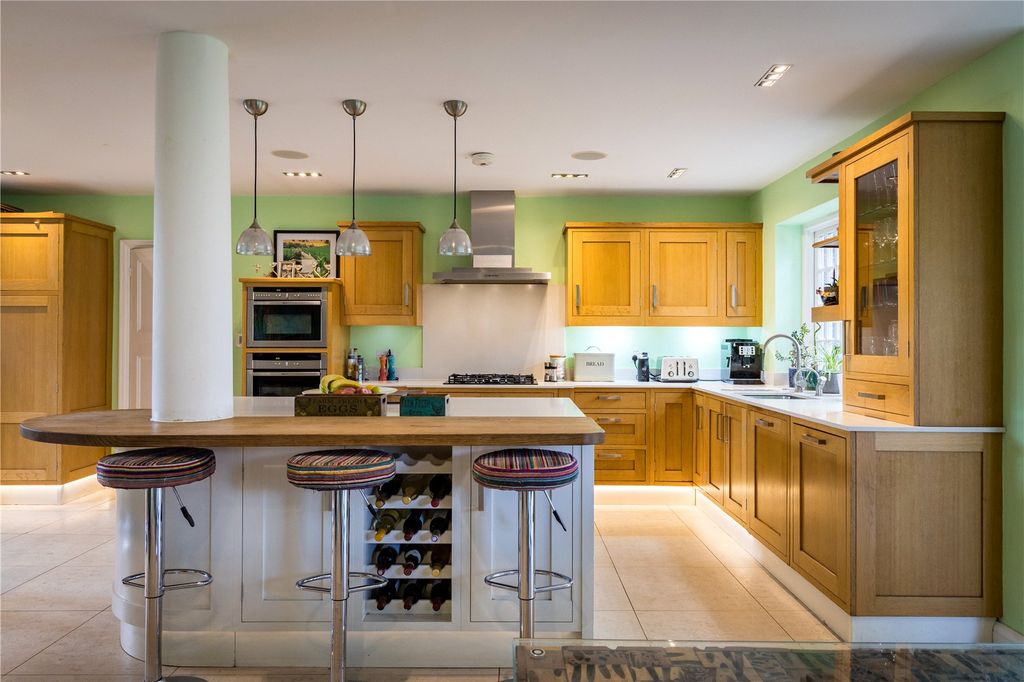 Property photo 2 of 30 House. Partnership