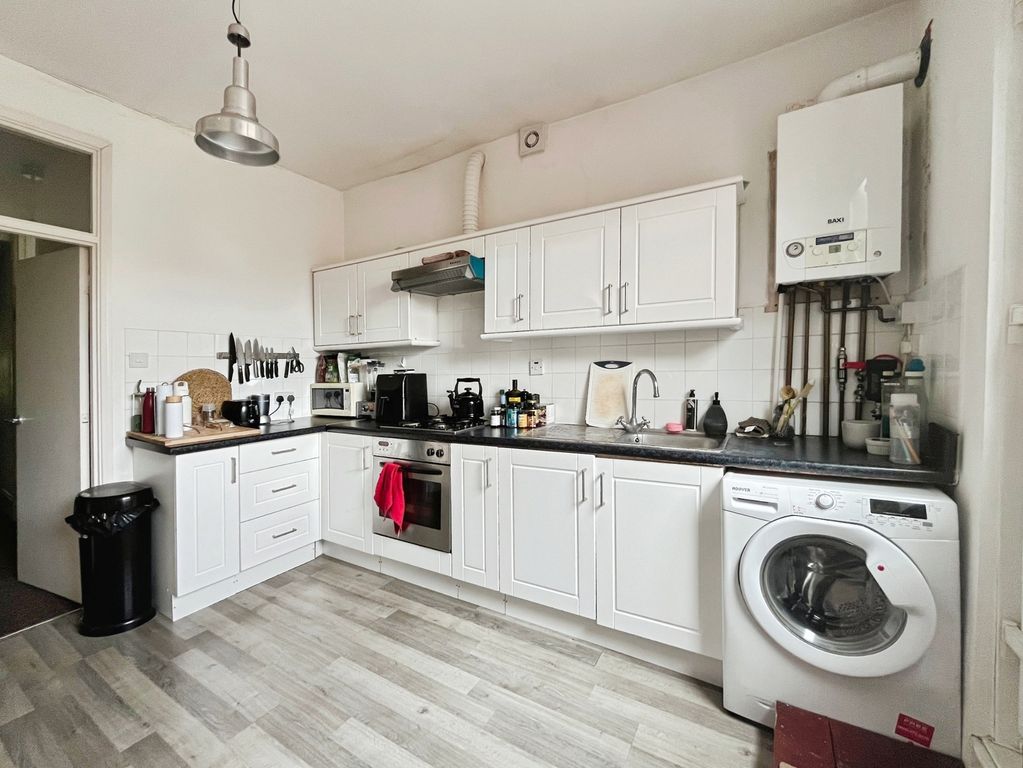 Property photo 2 of 7 Kitchen