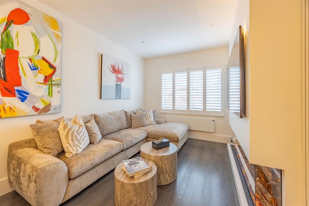 Property photo 3 of 21 Lounge Area