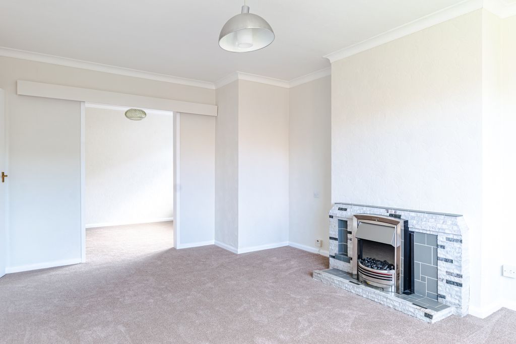 Property photo 3 of 20 Living2