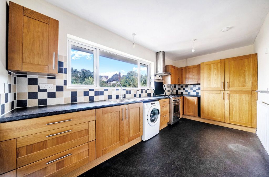 Property photo 3 of 11 Kitchen