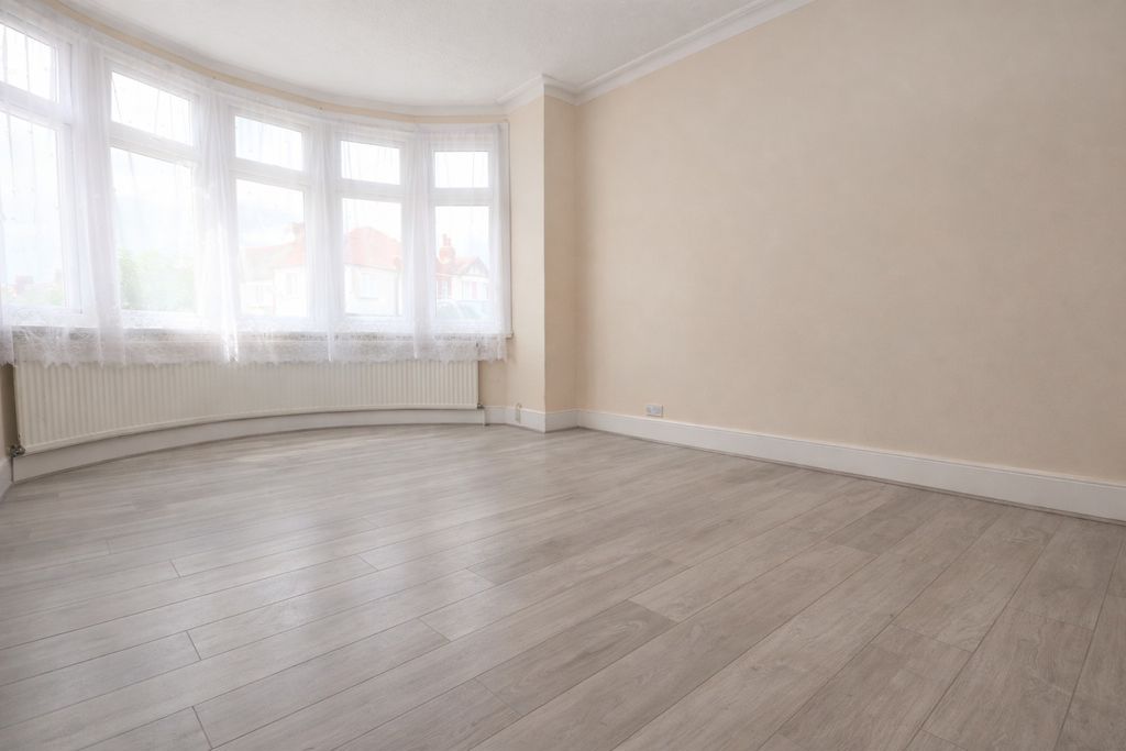 Property photo 3 of 8 Photo 4