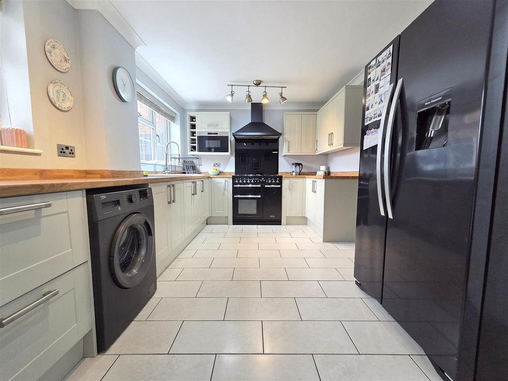 Property photo 3 of 18 Kitchen