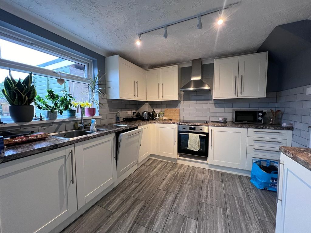 Property photo 2 of 7 Kitchen