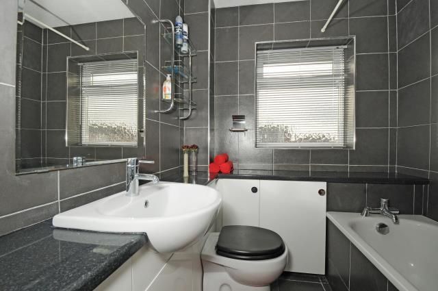 Property photo 2 of 10 Bathroom