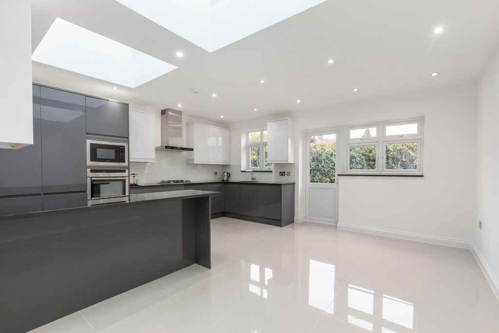 Property photo 2 of 23