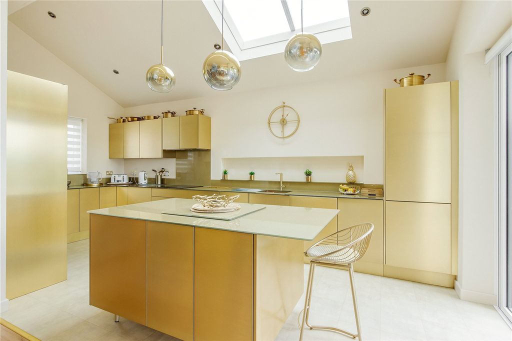 Property photo 2 of 17 Kitchen
