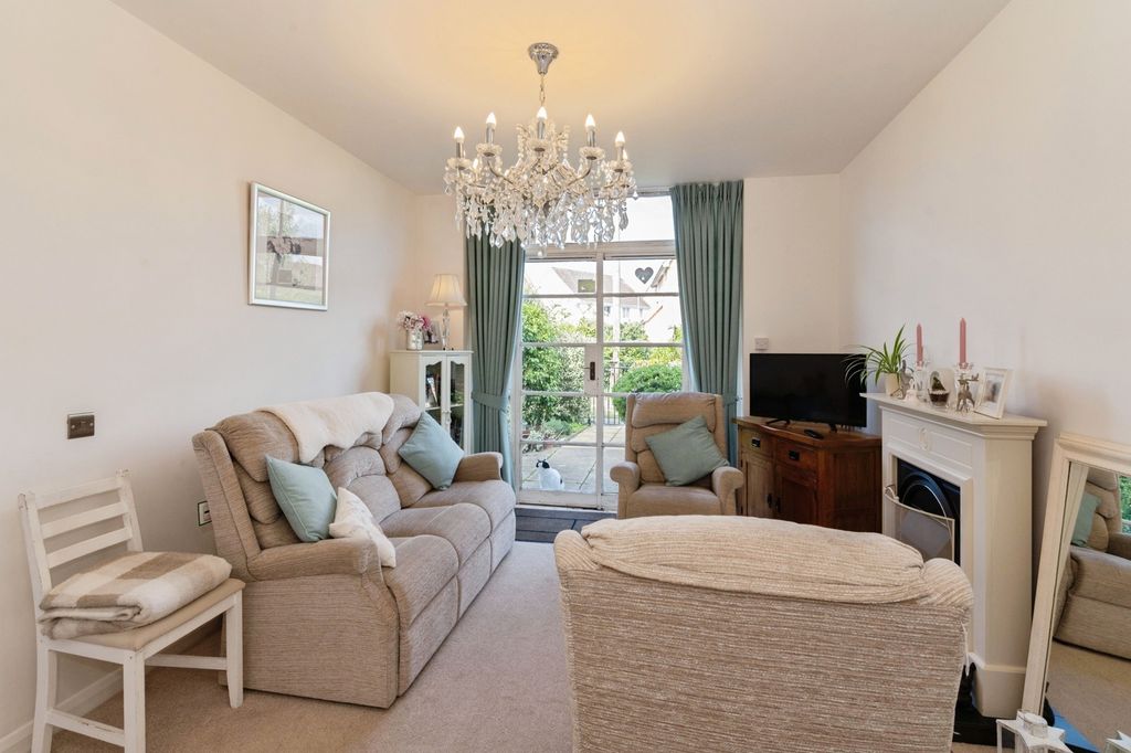 Property photo 2 of 14 Lounge