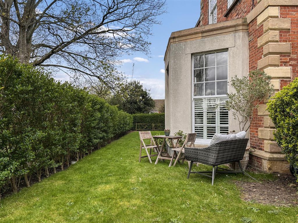 Property photo 3 of 19 Secluded Garden 541