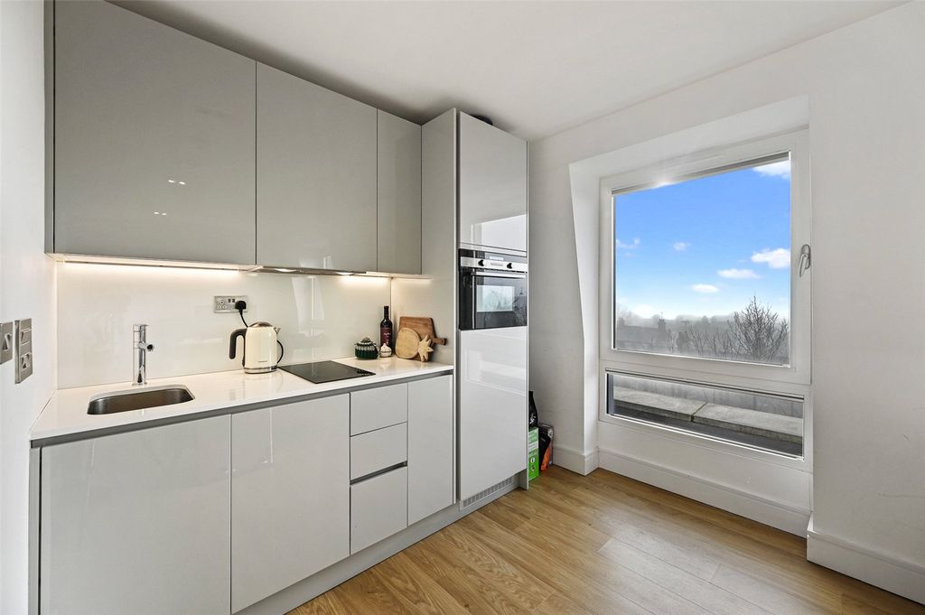 Property photo 3 of 10 Kitchen