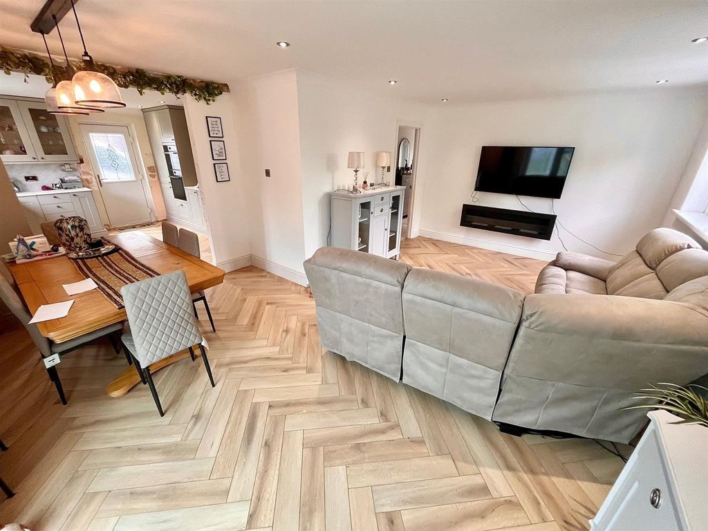 Property photo 2 of 18 Open Plan Living/Dining Room