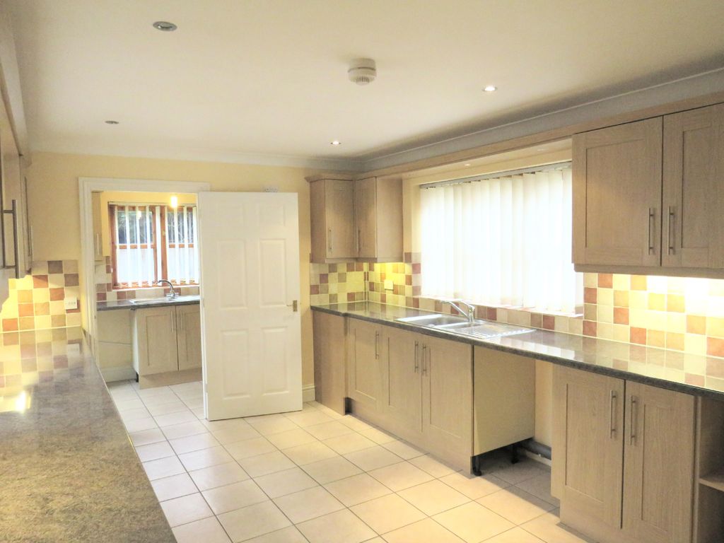 Property photo 3 of 17 Kitchen