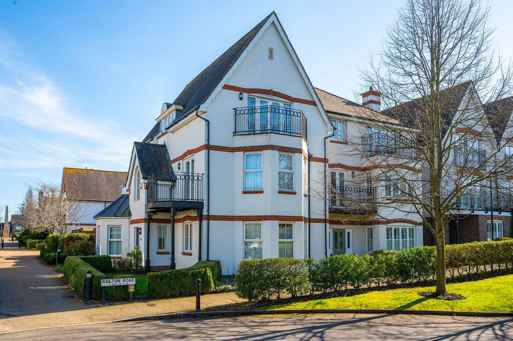 Property photo 1 of 32