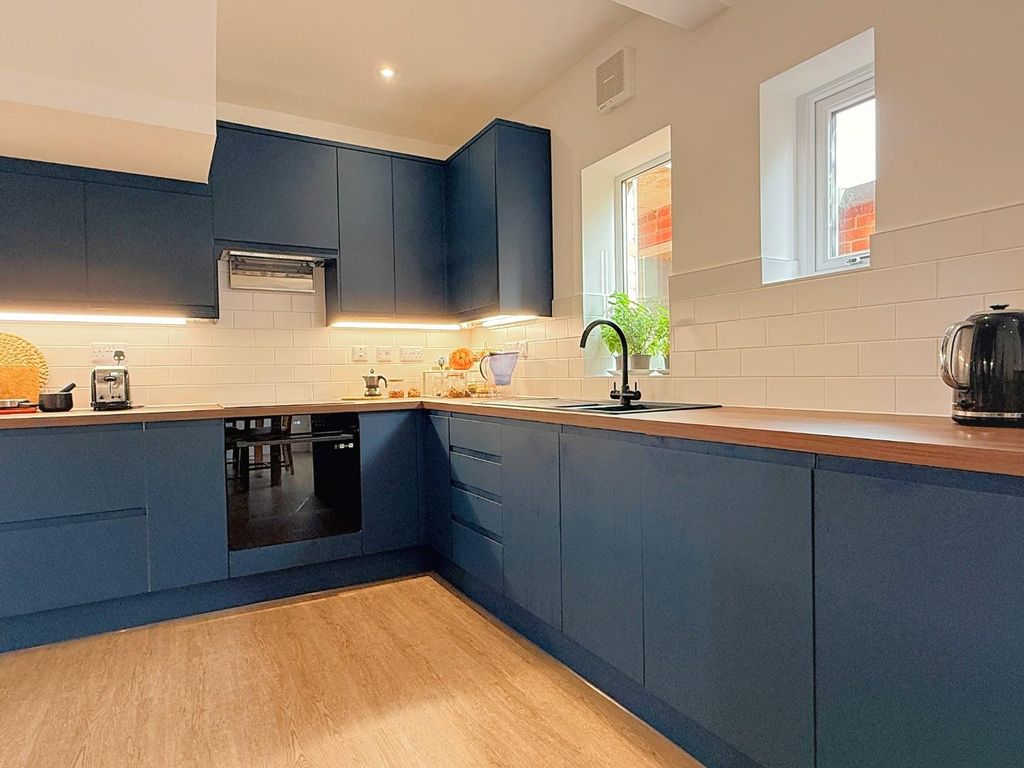 Property photo 2 of 22 Dining Kitchen