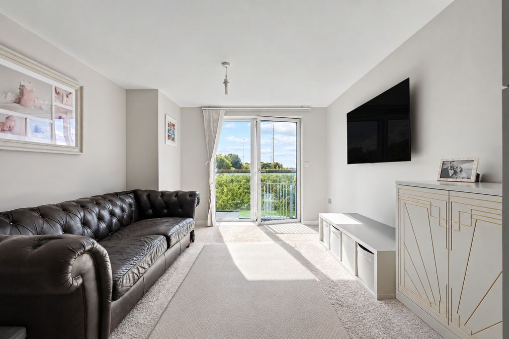 Property photo 2 of 13 5160653