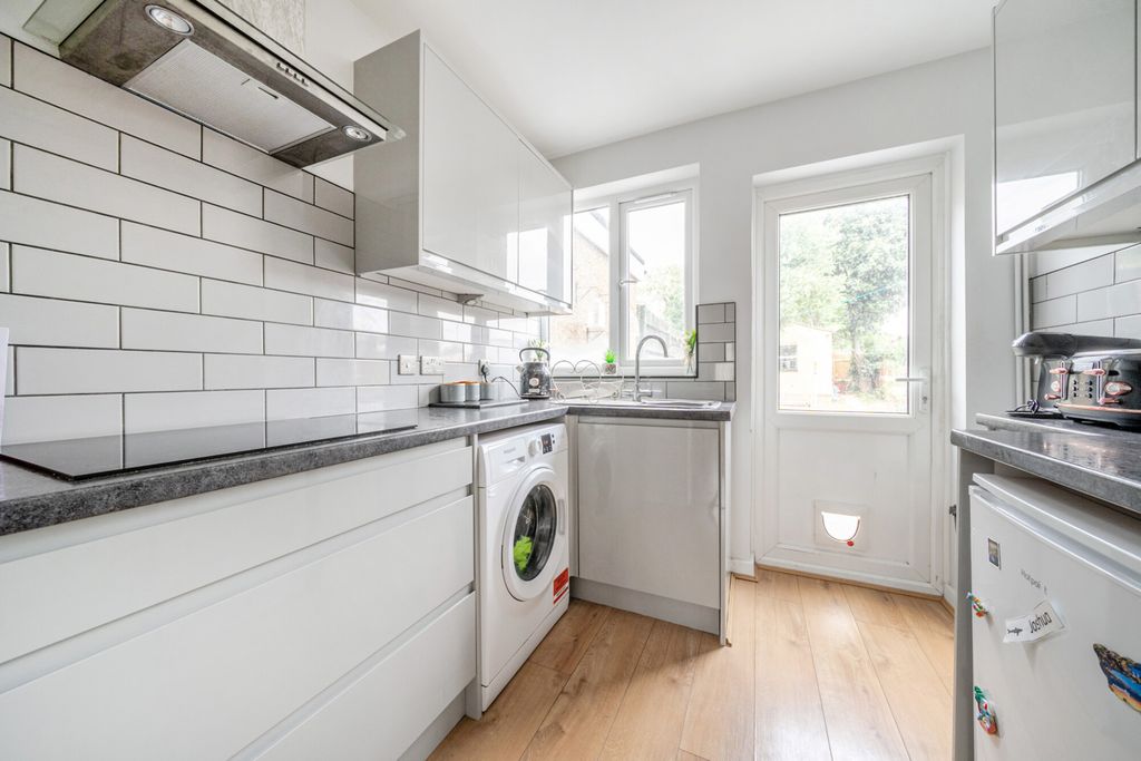 Property photo 3 of 18 Kitchen