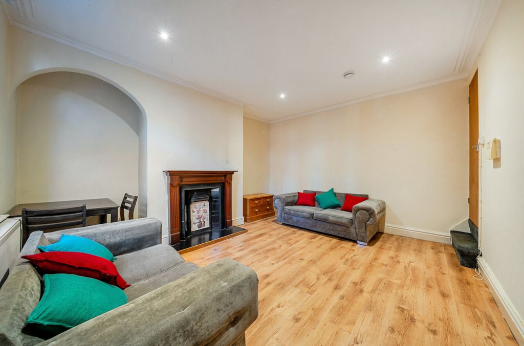 Property photo 3 of 13 Lounge