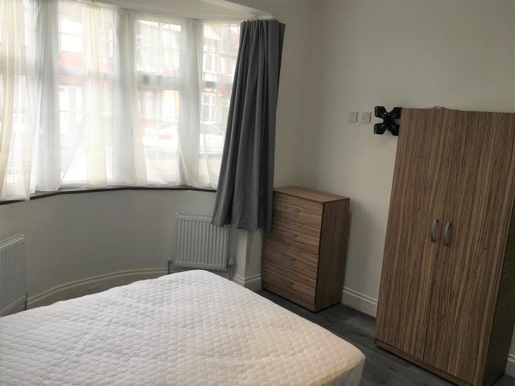 Property photo 1 of 3 Ensuite Double Bedroom