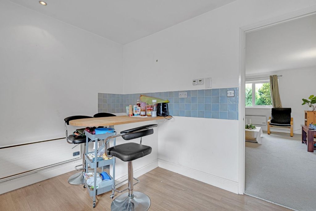 Property photo 3 of 14 2-Bed-Flat-Charlton-Kings (7).Jpg
