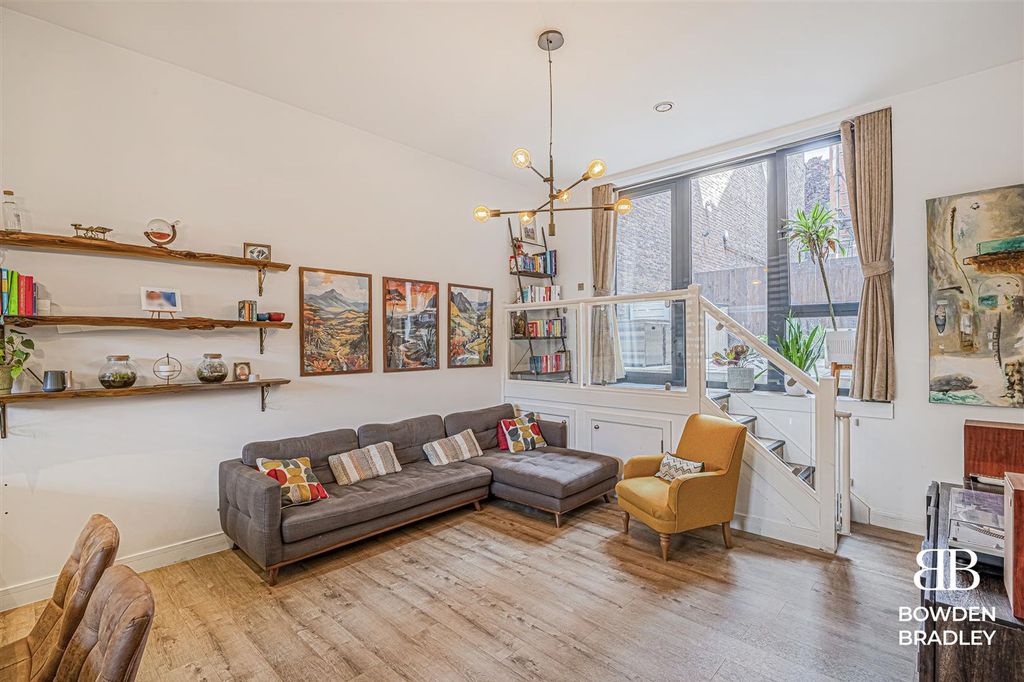 Property photo 2 of 18 Living Room/Kitchen