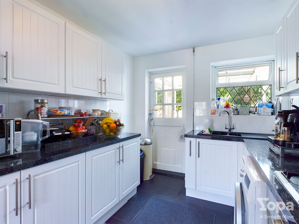 Property photo 3 of 19 Kitchen