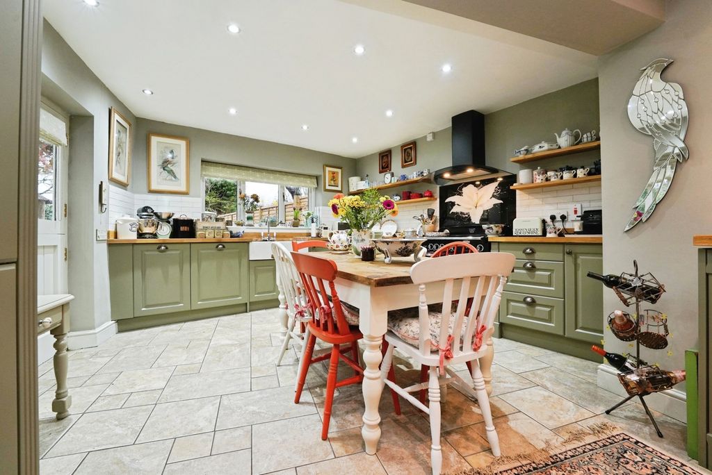 Property photo 3 of 18 Kitchen