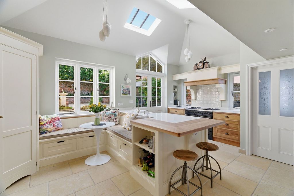 Property photo 2 of 32